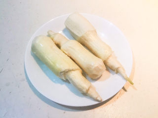3、清炒茭白,把茭白清洗干净