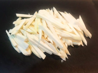 4、清炒茭白,把茭白切成粗丝