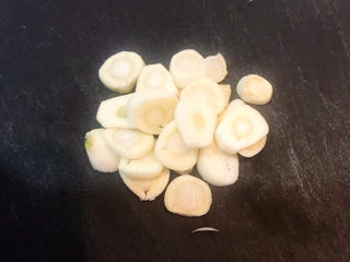 6、清炒茭白,把大蒜切成小片