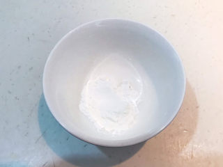 9、清炒茭白,玉米淀粉放入碗里