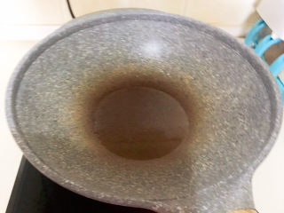 11、清炒茭白,炒锅烧热后加入大豆色拉油