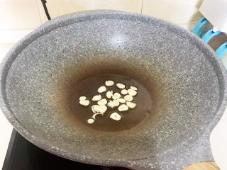 12、清炒茭白,油烧热后加入蒜片，炒出香味