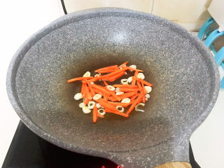 13、清炒茭白,加入胡萝卜，翻炒1分钟