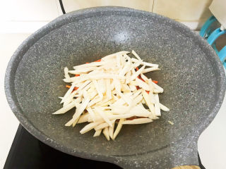 14、清炒茭白,加入茭白翻炒2分钟