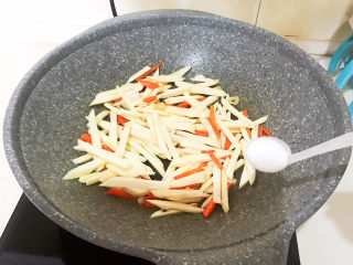 15、清炒茭白,加入精盐调味