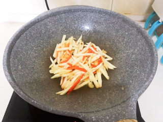 18、清炒茭白,翻炒均匀即可，清炒茭白就做好了~