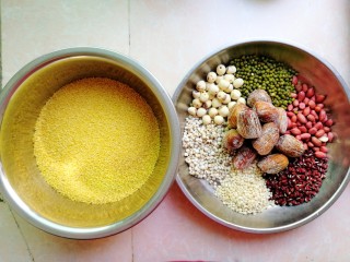 1、杂豆蜜枣小米粽,首先准备好各种材料（小米要选用糯黄小米，不是普通的小米哦，就好像大米和糯米的区别一样）。