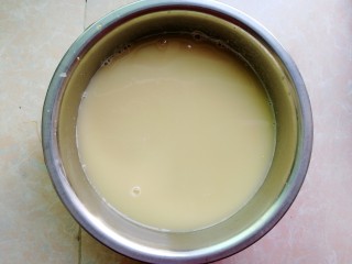 2、杂豆蜜枣小米粽,然后将小米浸泡半小时