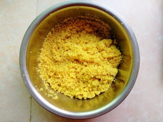 3、杂豆蜜枣小米粽,然后将小米淘洗干净，滤干水分