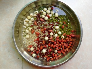 4、杂豆蜜枣小米粽,各种豆类也浸泡半小时以上，同样洗干净后滤干水分