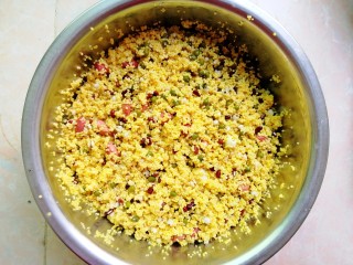 5、杂豆蜜枣小米粽,将小米和各种豆类混合均匀