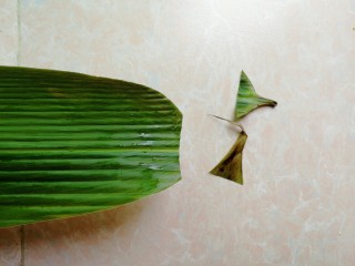 7、杂豆蜜枣小米粽,用厨房剪刀剪去粽叶头尾