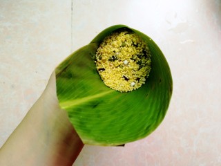 11、杂豆蜜枣小米粽,再加适量的杂豆小米盖住蜜枣
