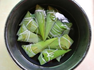 15、杂豆蜜枣小米粽,放入高压锅，水要没过粽子，压60分钟，可以取出来尝尝，觉得不熟可以再压一次