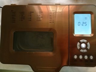 1、培根薯角薄底披萨,把饼底食材放入面包机，启动披萨面团程序。