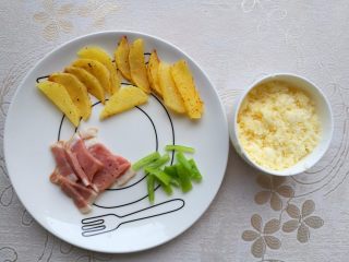 5、培根薯角薄底披萨,培根和青椒切成小块，马苏里拉芝士刨成丝。