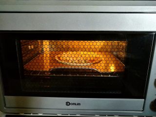 9、培根薯角薄底披萨,放入预热好的烤箱150度烤25分钟左右。