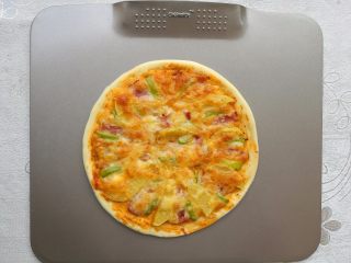 10、培根薯角薄底披萨,烤好的披萨取出。