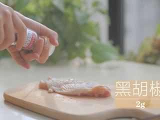 3、一只照烧鸡腿饭「厨娘物语」,鸡腿正反两面撒上2g黑胡椒,放入食品袋中。