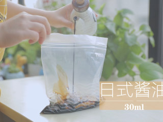 4、一只照烧鸡腿饭「厨娘物语」,洋葱切丝,在食品袋中放入10g洋葱、20g红糖、20ml味淋、30ml日式酱油封口放入冰箱冷藏1小时。