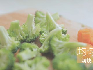 5、一只照烧鸡腿饭「厨娘物语」,胡萝卜切块,刻出小花,西兰花切小块备用。