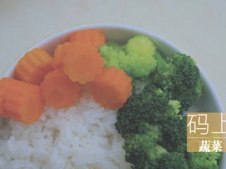 7、一只照烧鸡腿饭「厨娘物语」,盛一碗饭,码上刚刚煮好的蔬菜。