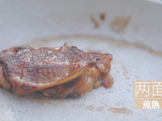 8、一只照烧鸡腿饭「厨娘物语」,取出腌制好的鸡腿,两面煎熟。