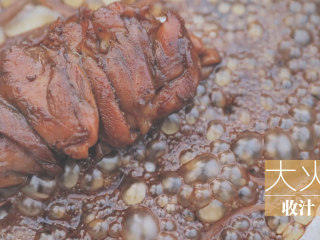 9、一只照烧鸡腿饭「厨娘物语」,倒入食品袋里腌制的酱汁,大火收汁。