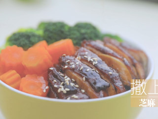 11、一只照烧鸡腿饭「厨娘物语」,淋上酱汁,撒上芝麻。