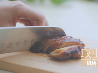 10、一只照烧鸡腿饭「厨娘物语」,取出切块,码在饭上。