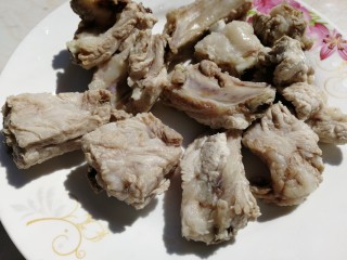 3、虫草花排骨汤,捞出温水洗干净。