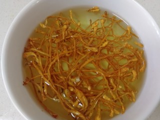 5、虫草花排骨汤,清水泡软。