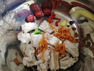 7、虫草花排骨汤,所有食材放入锅胆。