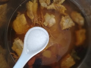 11、虫草花排骨汤,时间到放入一小勺盐调味。
