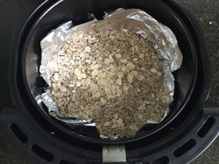 1、燕麦瓜子仁酥块,将瓜子仁和燕麦片倒进空气炸锅的炸篮里，160度烤5分钟再翻拌一下尽量换面继续烤3分钟左右，烤好冷却备用；