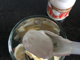 2、燕麦瓜子仁酥块,将面饼食材中的盐、棉花糖加入到软化的黄油，打发均匀；