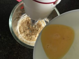 3、燕麦瓜子仁酥块,倒入全蛋液继续打发至蛋液与黄油完全融合即可；