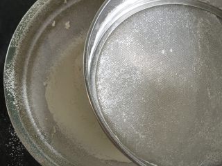 4、燕麦瓜子仁酥块,筛入低筋面粉；