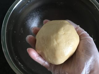 5、燕麦瓜子仁酥块,带上一次性手套轻轻揉成团；