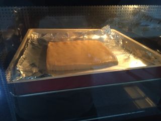 7、燕麦瓜子仁酥块,放进预热好的烤箱内，165度上下火中层烤20分钟左右，表面发黄即可，取出待用；