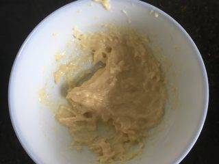 8、燕麦瓜子仁酥块,将馅料中的蛋液和低筋面粉混合均匀备用；