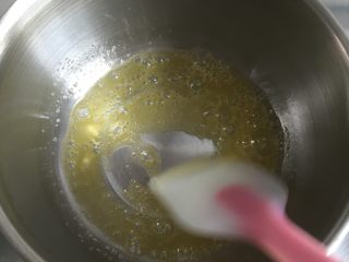 9、燕麦瓜子仁酥块,黄油隔热融化；