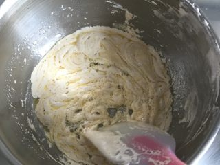 10、燕麦瓜子仁酥块,加入棉花糖隔热搅拌均匀成糊状关火冷却到室温；