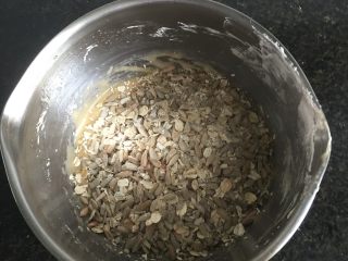12、燕麦瓜子仁酥块,倒入烤好的燕麦瓜子仁混合物拌均匀；