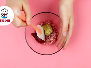 1、韩式蛋浆火山炒饭,猪肉末50g，加入韩式辣椒醬30g、蒜泥15g，搅拌均匀