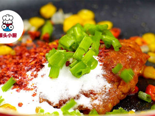 2、韩式蛋浆火山炒饭,食用油10ml，倒入锅中，开火烧热，加入洋葱丁15g、玉米粒30g、红辣椒3g，翻炒均匀