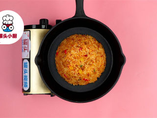 3、韩式蛋浆火山炒饭,再倒入猪肉末、韩式辣椒粉、细砂糖8g、葱花、米饭1碗，翻炒均匀，盛出装碗，压实