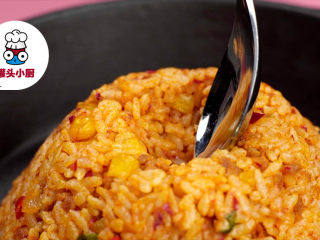 4、韩式蛋浆火山炒饭,将炒饭倒扣在平底锅中做出火山型，开火加热，炒饭中间挖出凹槽