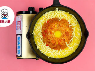 5、韩式蛋浆火山炒饭,倒入蛋液80g，撒上马苏里拉芝士