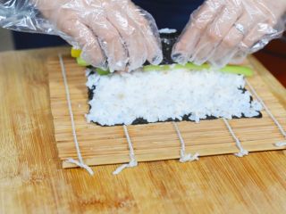 12、鱼籽紫菜包饭,使用珠帘卷紧。